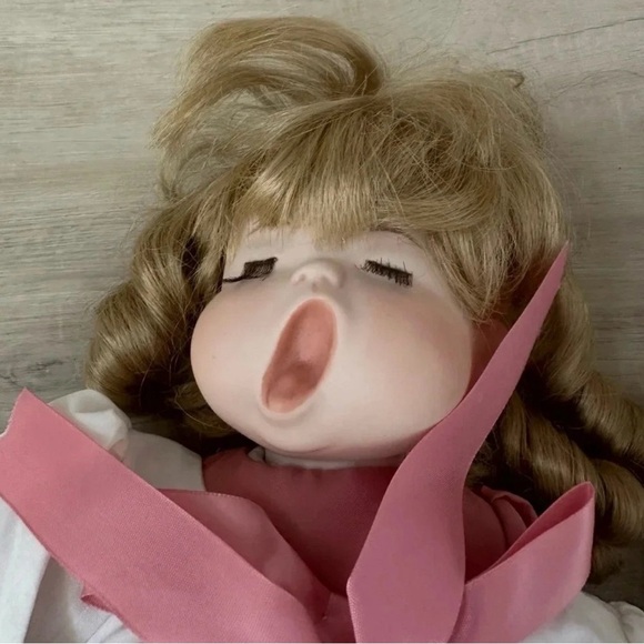 Ancor Open Mouth Choir Dolls
Porcelain Plays Music
Christmas Vintage Rare - Picture 2 of 9